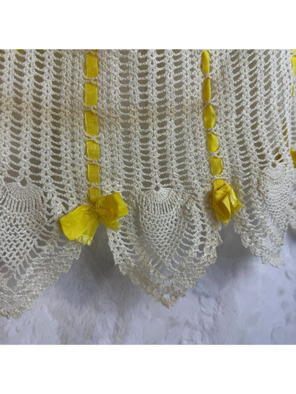Vtg Handmade Crochet Cream & Yellow Ribbon Tie half apron With Scalloped Edges - Picture 3 of 9